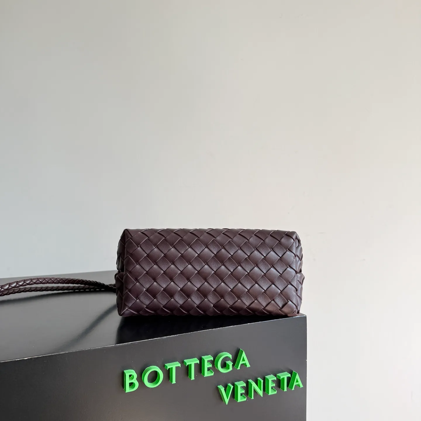 The 2023 new Andiamo batch of 1860 BV has been shipped‼ ️Really popular🔥The new Andiamo woven handbag launched by Bottega Veneta this season is really popular all over the world! ! Celebrities at home and abroad have worn it, and Oscar-winning actress Michelle Yeoh has taken it out on the street. Song Jia, Trai Yara, Yu Feihong, Sanji Ayaka, Rosie Hunting-Whiteley, Yoshioka Riho, etc. have all picked up this bag. It is classic and versatile, showing off its temperament, and the bag capacity is also large, which is very convenient for daily commuting! ! A variety of carrying methods, the shoulder straps can be adjusted by yourself, the original lambskin feels soft and delicate, and the unisex style breaks gender boundaries and brings a more practical and longer-lasting use experience. Andiamo, which has both elegant and casual styles, perfectly interprets the true appearance of "fashionable old money style". Style number: 743568 Size: 25*22*10.5cm